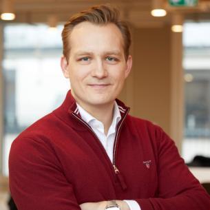 Mann mit Rotem Pullover