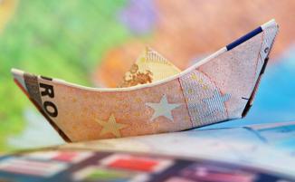 Papierboot aus einem Geldschein gefaltet