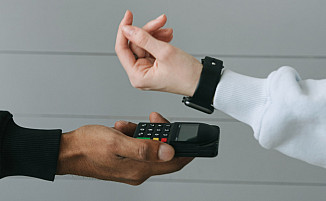 Frau bezahlt mit Smartwatch